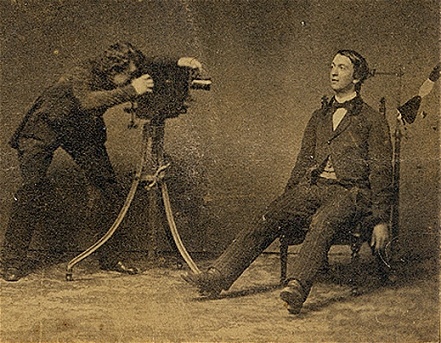 Fotógrafo realizando un retrato post mortem
