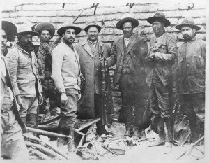 Una imagen de la Revolución Mexicana con el explorador Carl von Hoffman y Pancho Villa. DW Griffith encargó a Von Hoffman recopilar "factual films" de Pancho Villa para su posterior uso en una película. Para ello, Villa tuvo que ser pagado con 25.000$.