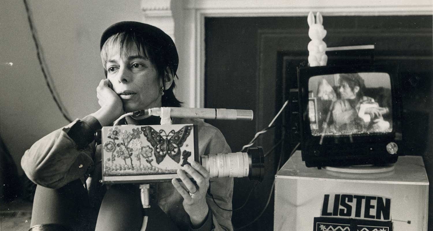 Shirley Clarke con una cámara Sony Portapak decorada, ca.1971.