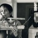 Shirley Clarke con una cámara Sony Portapak decorada, ca.1971.